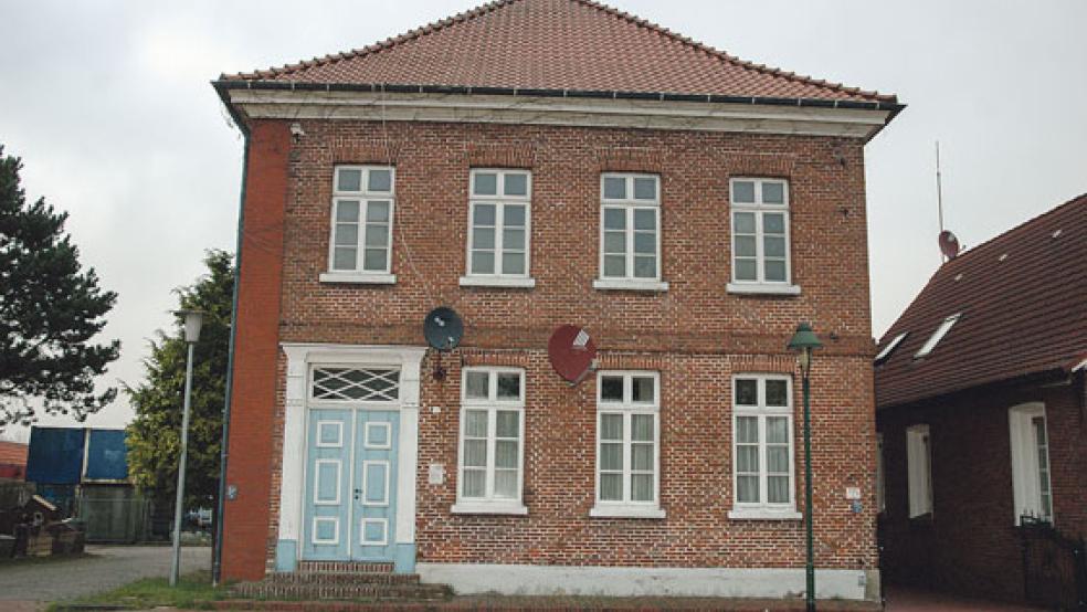 Das historische Amtsgebäude am Marktplatz in Jemgum. © Foto: Szyska