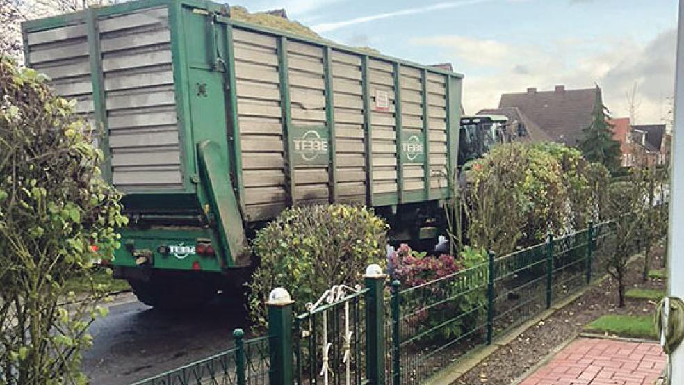 Mit landwirtschaftlichem Verkehr direkt vor der Haustür müssen die Anwohner der Ringstraße in Stapelmoor derzeit Leben.  © Foto: privat