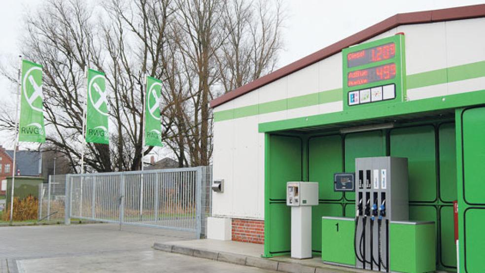 Im ersten Bauabschnitt wurde der Raiffeisen-Markt in Möhlenwarf bereits um eine Dieseltankstelle erweitert, jetzt geht es um weitere bauliche Veränderungen. © Foto: Hoegen