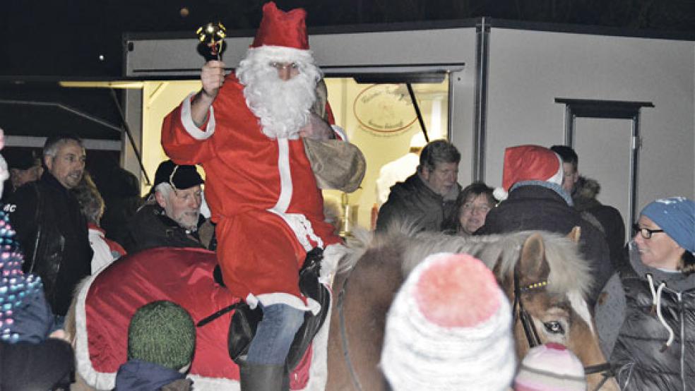 Hoch zu Ross: In Jemgum saß der Weihnachtsmann fest im Sattel.  © Foto: Himstedt