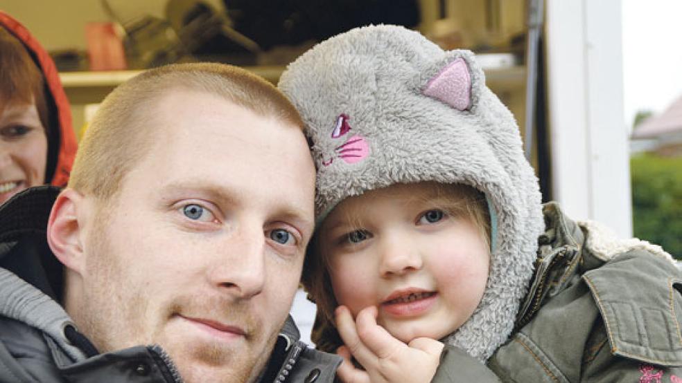 Eng an Papa gekuschelt genoss die kleine Pia den vorweihnachtlichen Trubel. © Foto: Himstedt