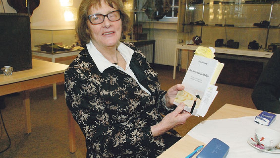 Traute Henning (kleines Bild), 1932 in Weener geboren, stellte im Heimatmuseum in Weener mit einer Lesung ihren Roman »Der Möwenruf am Dollart« vor. © Fotos: Kuper