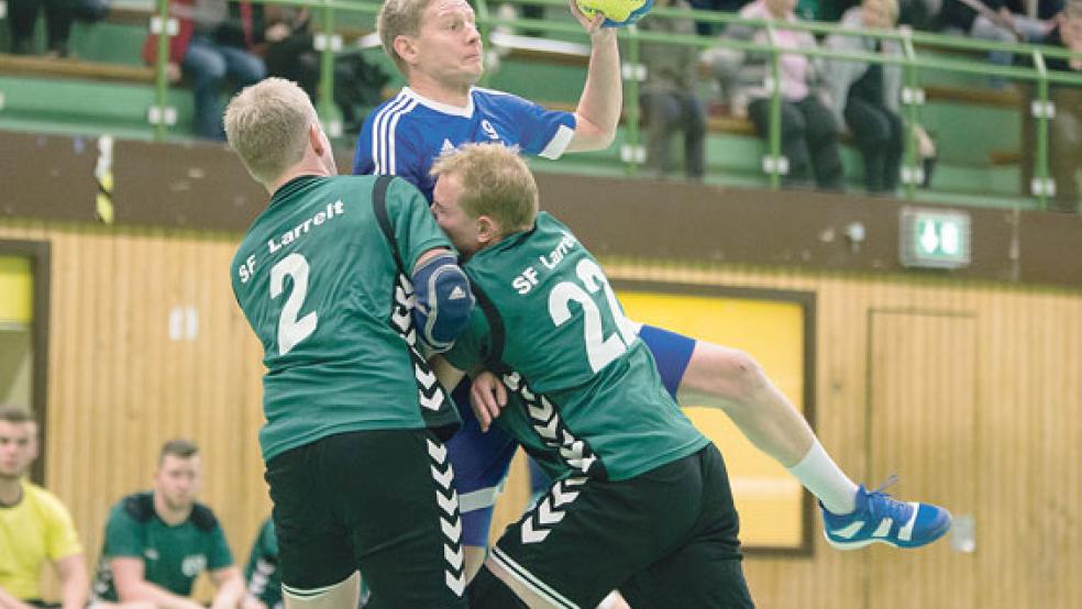 In der Offensive traten die TuS-Handballer um Markus Janssen gewohnt stark auf. Nur in der Abwehr ließen sie ihre guten Vorsätze vermissen. © Fotos: Mentrup