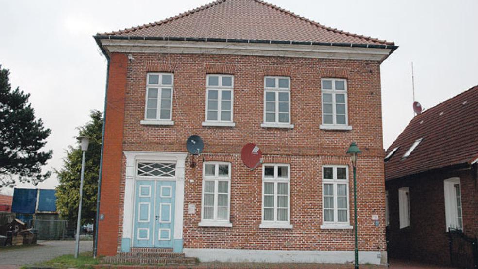 Das neue Bürgerhaus von Jemgum wird im alten Amtshaus untergebracht. Es muss noch eine Grundsanierung erfolgen, bevor es mit Leben gefüllt wird. Dafür hat sich der Jemgumer Gemeinderat am Montagabend ausgesprochen. © Foto: RZ-Archiv