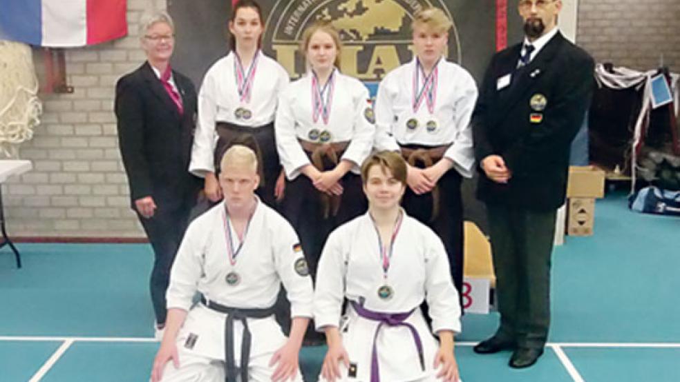 Die beiden Trainer Antine Hoppen (links) und Wolfgang Hermann (rechts) begleiteten die Karateka (oben, von links) Lena Lüürsen, Jana Willems, Thorben Gosling, (unten, von links)Jann Lübbers und Dennis Staal. © Fotos: privat