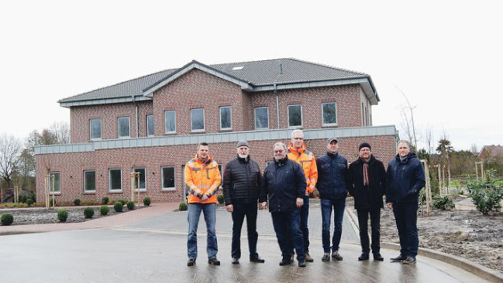 Die Straße »Zum Park« wurde gestern offiziell abgenommen. Im Bild von links Michael Block (Wessel und Grünefeld), Georg Huisinga, Bundes Ortsvorsteher Karl Volkhusen, Frank Bohmann-Laig (Wessel und Grünefeld), Stefan Jansen (Firma Huneke), Bauamtsleiter Manfred de Buhr und Bürgermeister Gerald Sap. © Foto: Hoegen