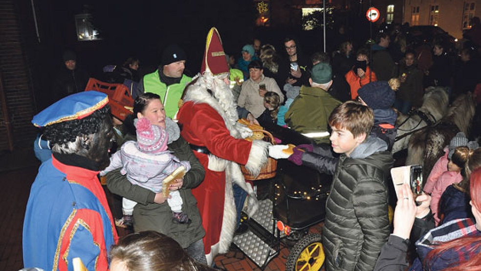 Der Nikolaus verteilte in Weener Stutenkerle. © Foto: Boelmann