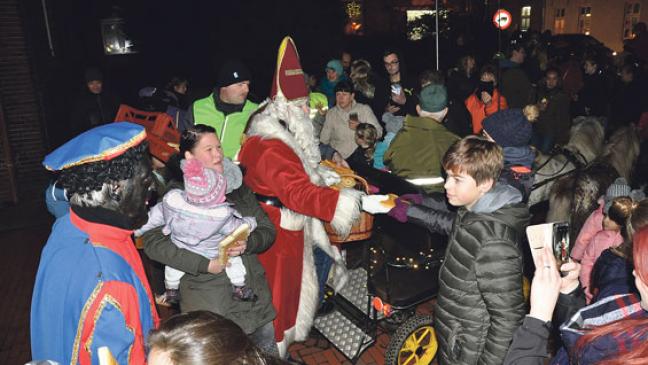 Nikolaus verteilt Süßigkeiten