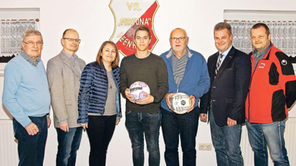 Mit Martin Tammen (Mitte) freuten sich (von links) Johann Schön und Alwin Harberts vom NFV, Bürgermeisterin Bettina Stöhr sowie Wilfried Glinkowski, Frank Lütjens und Wilhelm Becker vom Verein Fortuna Veenhusen. © Fotos: Weiland