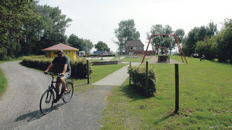 In der Nähe der Ems hätte in Jemgum ein neuer Stellplatz für Wohnmobile am Hafen entstehen sollen. Das Projekt ist vom Gemeinderat vorerst auf Eis gelegt worden.  © Foto: RZ-Archiv