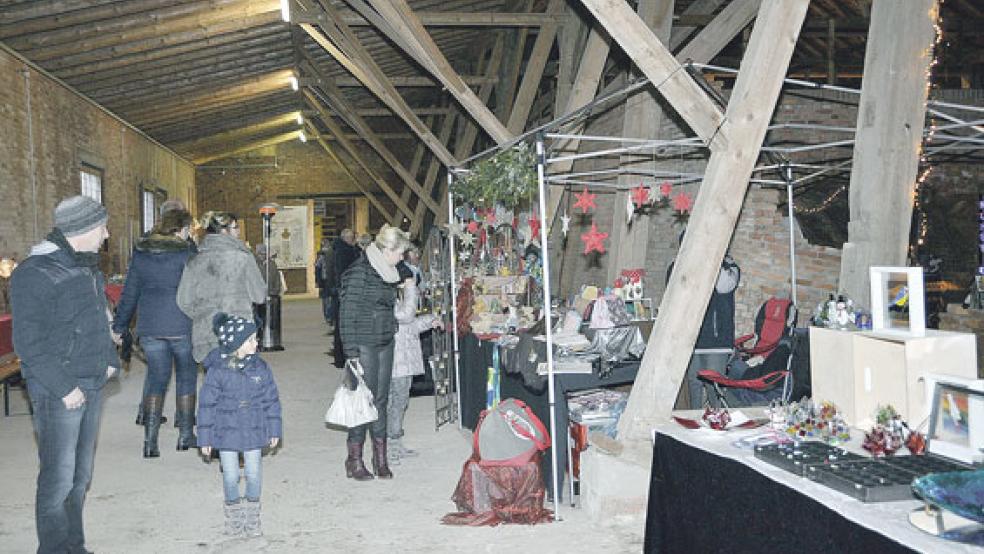 Weihnachtlich dekorierte Stände luden zum Stöbern im Ziegeleimuseum Midlum ein. © Fotos: Wolters