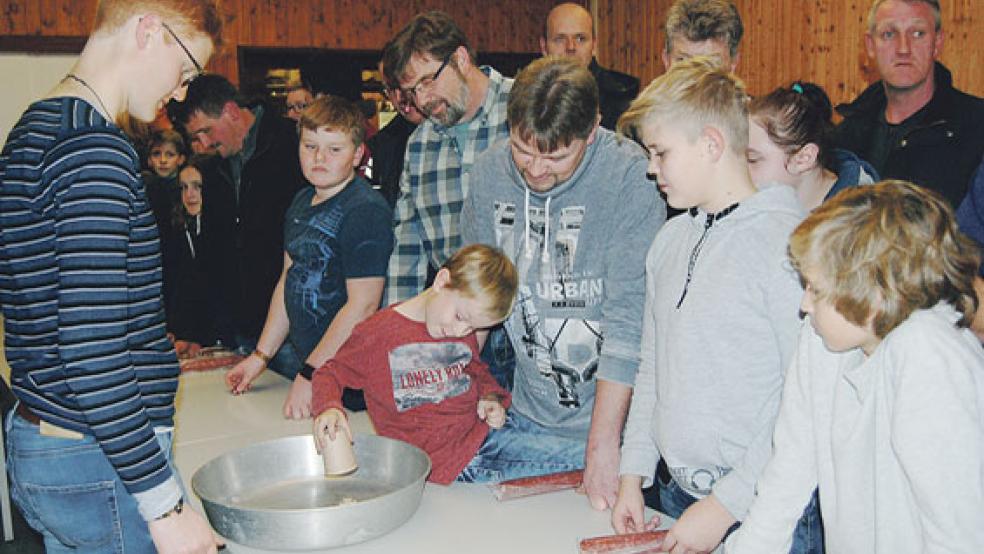 Wilko Meijer (links) hatte beim Schützenverein Diele alle Hände voll zu tun. © Foto: Hoegen