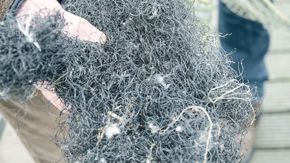 Dieses Bündel an Kunststofffasern hat Fischer Adolf Middelborg in diesem Sommer aus seinen insgesamt 15 Reusen an der Ems gefischt. Woher kommt das Plastik? © Foto: Hanken