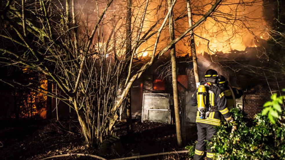 Völlig abgebrannt ist in der Nacht zu heute ein unbewohntes Haus in Charlottenpolder. Die Nachlöscharbeiten sollen bis zum Vormittag andauern. © Foto: Klemmer