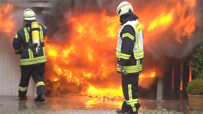 Doppelgarage steht in Flammen