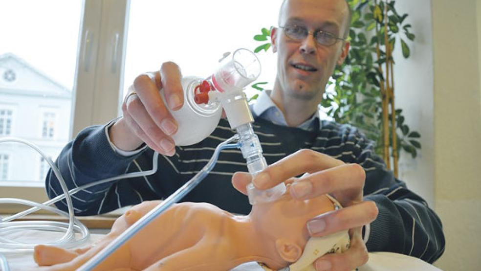 Hilbert Koetsier von der Firma »Applied Biosignals« aus Weener demonstriert, wie ein Frühchen beamtet wird. © Fotos: Boelmann