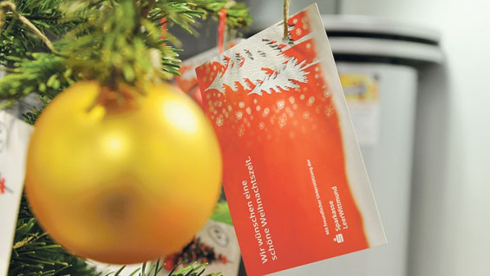 Noch viele Wunschkarten hängen am Weihnachtsbaum in der Sparkasse in Weener. Die Organisatoren hoffen, dass noch alle Wünsche von bedürftigen Kindern erfüllt werden.  © Foto: Boelmann