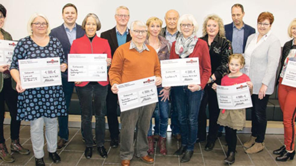 Freuen sich über die Spenden: Andrea Kramer (wünschdirwas e.V.), Claudia Kruse (Lern- und Förderzentrum am Deich e.V.), Michael Bakker (Wildeboer Bauteile GmbH), Brigitte Oldenburg (Welthungerhilfe e.V. AG Leer), Richard Heeren, Wübbo Santjer und Tanja Neuhaus (Kinderschutzbund Kreis- und Ortsverband Leer e.V.) Rudolf Wessels und Christa Lindenberg (Leukin e.V.), Monika Schmidt (Herzkinder OstFriesland e.V.), Johann Stöhr (Wildeboer Bauteile GmbH), Jenny Haase (Herzkinder OstFriesland e.V.) und Agnes Kramer (Elternverein für krebskranke Kinder e.V.).  © Foto: Wildeboer