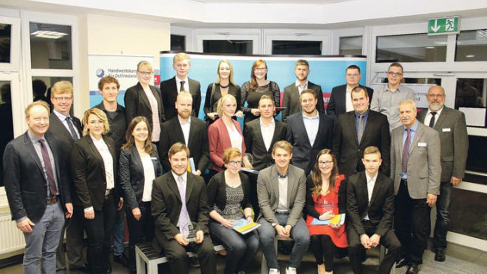 Die glücklichen Kammersieger mit Präsident Albert Lienemann (2.v.l.), Vizepräsidentin Imke Hennig (3.v.l.), Vizepräsident Jörg Klein (r.) sowie Janina Golz (5.v.l.), Dieter Friedrichs (2.v.r.) und Torsten Janßen (l.). © Foto: Handwerkskammer