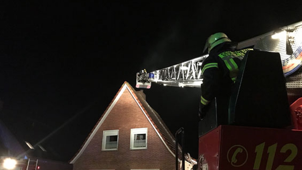 Feuerwehreinsatz in Leer: ein Hausbewohner aus Eisinghausen hatte das Feuer im Schornstein wegen einer plötzlichen starken Rauchentwicklung bemerkt und Alarm geschlagen. © Foto: Feuerwehr