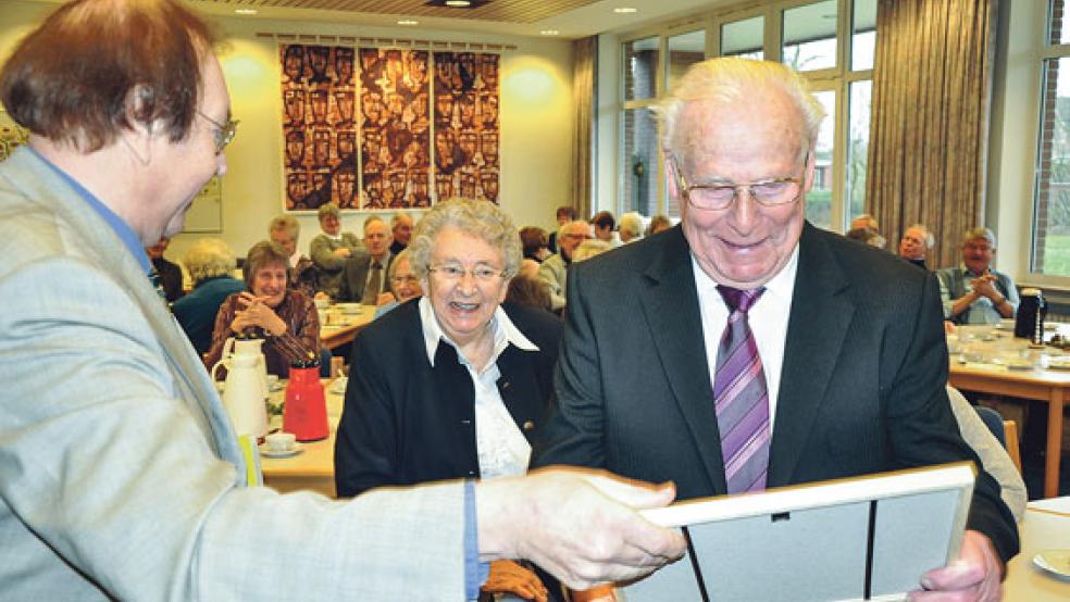 Pastor Hermann Weber (links) überreichte Wilhelm Garen und seiner Frau Swanette im Gemeindezentrum in Holthusen gestern auch Geschenke.  © Foto: Boelmann