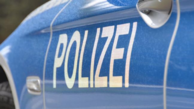 Sattelzug rutscht  in den Graben