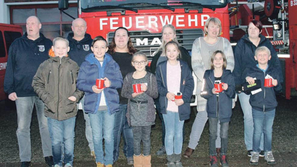 Abschied von der Kinderfeuerwehr: (vorne von links) Tim Tielemann, Nico Tarassow, Laura Wolters, Jasmin Yzer, Nele Jäschke und Oliver Jans mit (hinten von links) Ewald Freese, Jens Kotte, Julia Düring, Sonja Siemens, Anna Meyer und Mareike Riemeyer. Auf dem Bild fehlt Mara Beekmann. © Foto: Rand (Feuerwehr Weener)