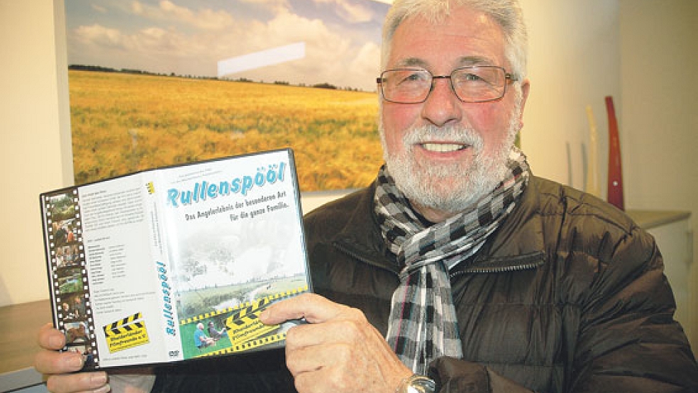 Gerhard Willms mit der »Rullenspööl«-DVD der Rheiderländer Filmfreunde. © Foto: Szyska