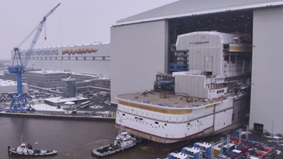 Das Heckteil der »AIDAnova« wurde am Montag aus dem überdachten Meyer-Baudock geschleppt. © Foto: AIDA Cruises