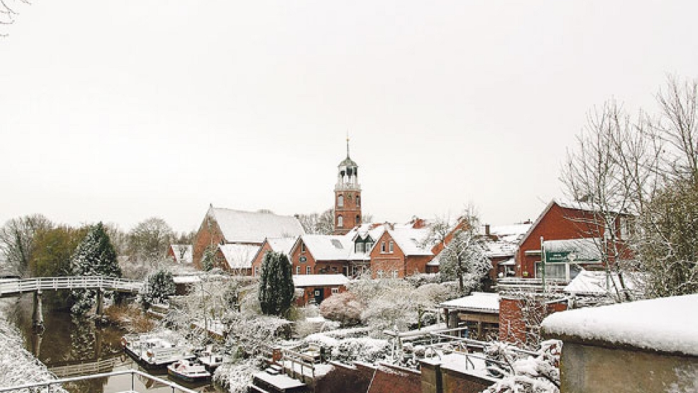 Die Dächer in Ditzum sind überzogen mit einer weißen Schneeschicht. Dieses Bild schickte RZ-Leserin Ursula Schindelhauer.  © Foto: Schindelhauer/www.ditzumblog.de 