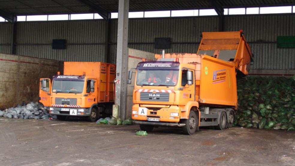 Die Müllabfuhr im Landkreis Leer - hier Fahrzeuge auf dem Wertstoffhof in Breinermoor - fällt am ersten Weihnachtstag und am Neujahrstag aus. © Archivfoto: Boelmann