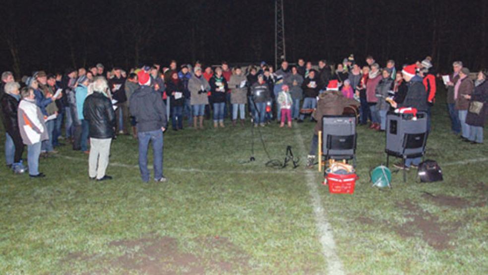 Das Weihnachtssingen auf dem Sportplatz des SV Teutonia Stapelmoor war im vergangenen Jahr gut besucht. © Foto: privat