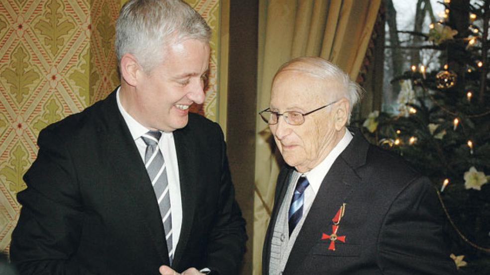 Für Landrat Matthias Groote war die Verleihung des Bundesverdienstkreuzes am Bande an den 92-jährigen Albrecht Weinberg in der Evenburg ein bewegender Moment. © Foto: Szyska