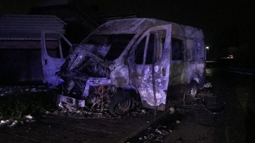 Ein Lieferwagen ist in der Nacht auf Mittwoch in Leer ausgebrannt. Die Feuerwehr war im Einsatz. © Foto: Feuerwehr