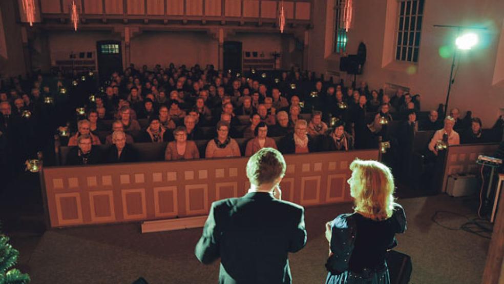 Volles Haus in der evangelisch-reformierten Kirche in Möhlenwarf am Mittwochabend. Das Gesangsduo »Jenny & Jonny« begeisterte das Publikum mit einem zweistündigen Weihnachtsprogramm.  © Fotos: Boelmann