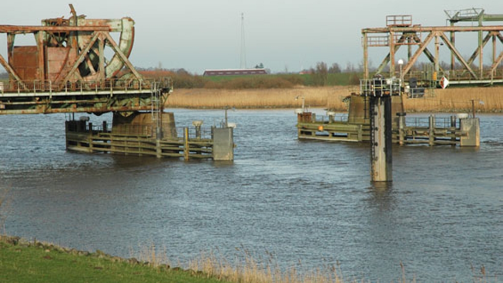 Die Lücke über die Ems ist ein kleines bisschen kleiner geworden: Der Rat der Stadt Weener hat die Gründung der Schiffsgesellschaft Friesenbrücke beschlossen. © Foto: RZ-Archiv