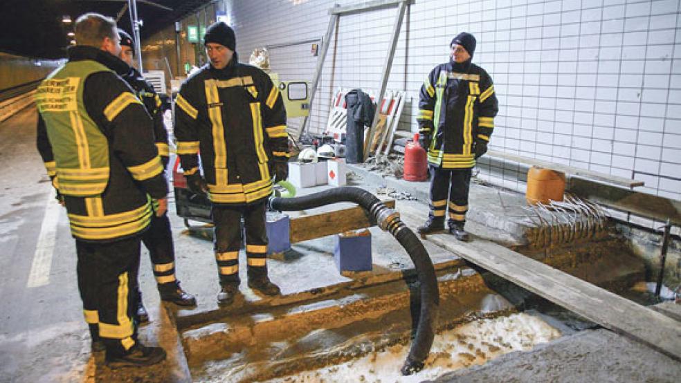 Durch das Loch in der Südröhre des Emstunnels strömte im Dezember 2013 eine Woche lang Wasser. Anfangs war die Feuerwehr aus Jemgum mit Pumpen im Einsatz. © Foto: Archiv