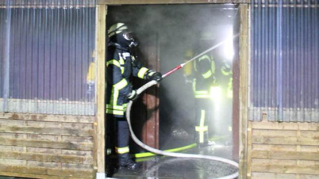 Geräteschuppen steht in Flammen