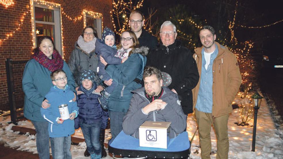 Strahlende Lichter und strahlende Gesichter in Bunderhee (von links): Ilona Meyer mit Jannes, Maike de Riese mit Lias, Niklas, Kathrin und Markus Relotius sowie Jan-Dieter van Hoorn, Patrick Plenter und Mark Hilbrands. © Foto: Himstedt