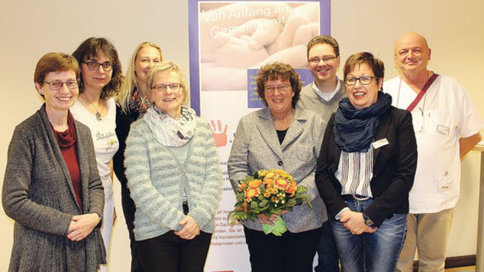 Die Projektgruppe von »Von Anfang an. Gemeinsam« freut sich über die Nachricht, dass ihr Angebot der »frühen Hilfe« im Marien Hospital Papenburg Aschendorf weiterhin fortgesetzt werden kann (von links): Elisabeth Lembeck, Dr. Irmtraut Wester-Bromisch, Beate Janssen, Waltraud Schlass, Christiane Sobeczko, Marcus Drees, Maria Schürmann und Dr. Franz Koettnitz. © Foto: Krankenhaus