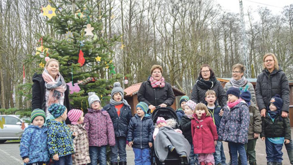 Die Vorbereitungen für das große Weihnachtsmarkt-Finale laufen in Bunde, Stapelmoor, Ditzum und Stapelmoorerheide auf Hochtouren. Auf der Heide wurde gestern zum Beispiel der Weihnachtsbaum von den Kinder des Lebenshilfe Kindergartens »Mikado« und der Krippe »Filius« geschmückt. Dabei sangen die die Kinder standesgemäß »Oh, Tannenbaum« und »Kling Glöckchen Kling«. © Foto: Himstedt