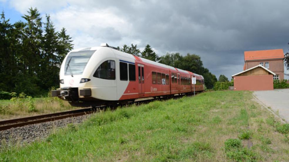 An den Bahnübergängen in Bunde (hier beim Leege Weg) blieben die Schranken in der Nacht zum Freitag für einige Stunden unten. Grund war eine Störung. © Archivfoto: Hanken