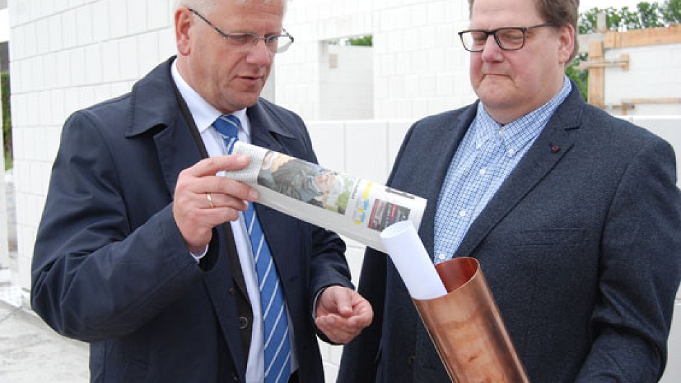 Als Bürgermeister Ludwig Sonnenberg bei der offiziellen Grundsteinlegung am 25. Mai zusammen mit Architekt Werner Lübbers die aktuelle RZ-Ausgabe in die Kupferrohr-Zeitkapsel steckte, herrschte noch Zuversicht. © Foto: Hoegen