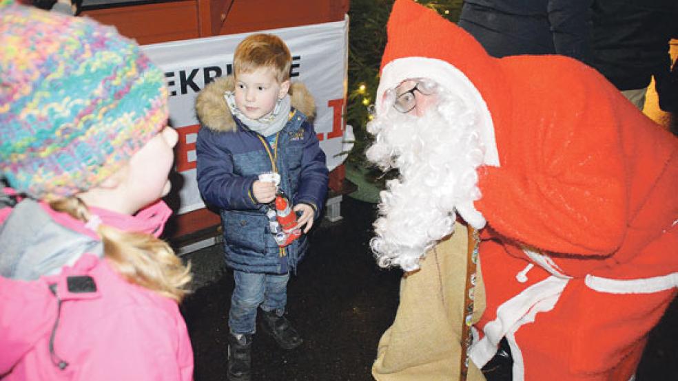 Heiß ersehnt: Ida und Enno hatten schon den ganzen Nachmittag Ausschau nach dem Weihnachtsmann gehalten und gehörten dann auch zu den ersten Kindern, die ein Geschenk vom Rauschebart bekamen. © Fotos: Himstedt