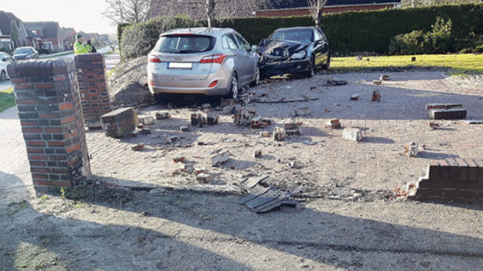 Der Hyundai durchbrach die kleine Mauer und prallte gegen einen geparkten Mercedes. © Foto: privat