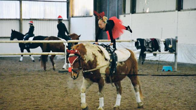 Aschenbrödel und ihr Prinz reiten mit Ring