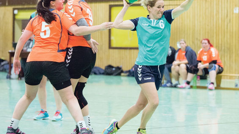 Endlich ein Erfolg für die HSG-Handballerinnen um Janina Galitschkin.Archivfoto: Mentrup © 