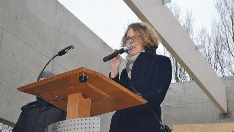 Bürgermeisterin Beatrix Kuhl (CDU) begrüßte beim Hallenbad-Richtfest viele Gäste auf der Baustelle. © Foto: privat