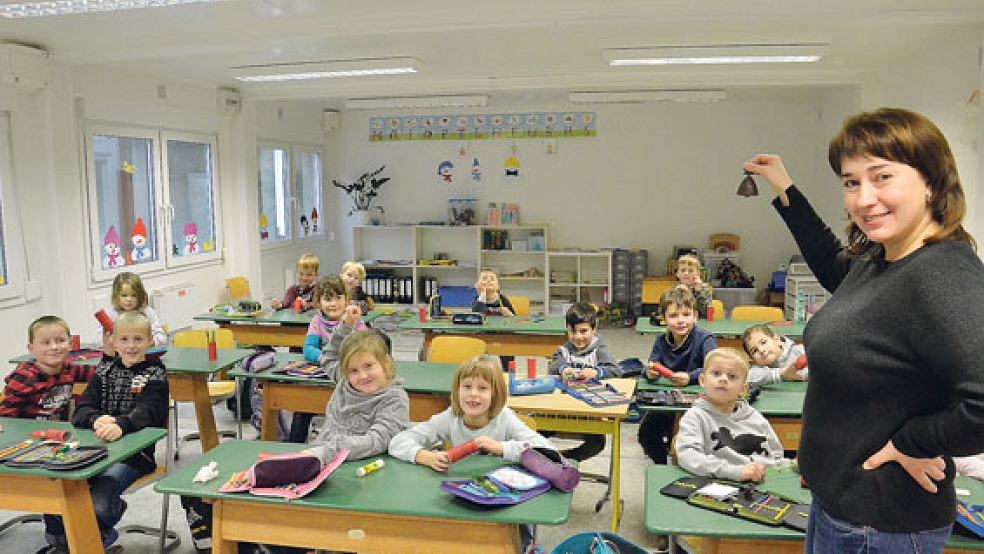 Auch die Schulklingel der Grundschule in Stapelmoor funktioniert zur Zeit nicht. Lehrerin Svetlana Korte löst dieses Problem in der ersten Klasse mit einer kleinen Handglocke. © Foto: Muising
