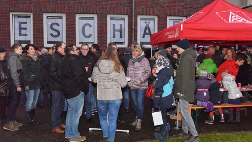 Über 100 Mitarbeiter und ihre Familien schmückten einen Weihnachtsbaum mit Wunschzetteln. »Wir kämpfen weiter«, kündigte IG Metall-Chef Michael Hehemann an. © Foto: Hasseler